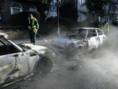 מכוניות שרופות במהלך המהומות בלונדון (רויטרס) (צילום: מערכת ONE)
