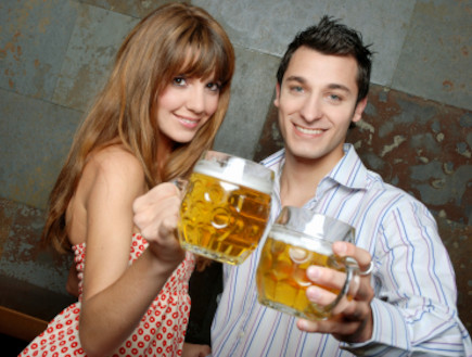 גבר ואישה שותים בירה