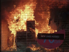 חנות בגדים נשרפת במנצ´סטר (רויטרס) (צילום: מערכת ONE)