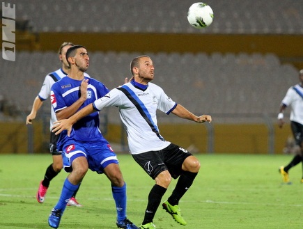 יניב לוזון שומר על הכדור, מרוואן קבהא מנסה לחטוף (שי לוי) (צילום: מערכת ONE)