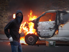 מפגין רעול פנים (צילום: Peter Macdiarmid, GettyImages IL)