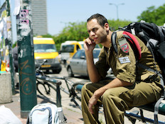 חייל מחכה לאוטובוס (צילום: עודד קרני, מדור צבא וביטחון)