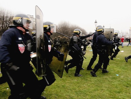 שוטרים מנסים להתגונן במהלך המהומות בפריז (צילום: Pascal Le Segretain, GettyImages IL)