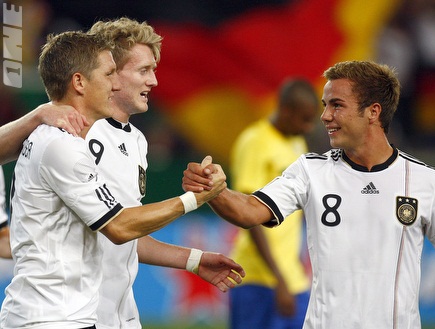 שחקני גרמניה חוגגים על ברזיל (רויטרס) (צילום: מערכת ONE)