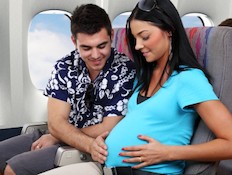 אישה בהריון ובן זוגה במטוס