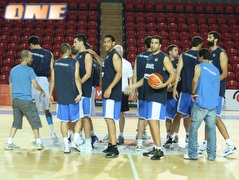 שחקני הנבחרת מתכוננים למשחק מול גאורגיה (איגוד הכדורסל) (צילום: מערכת ONE)