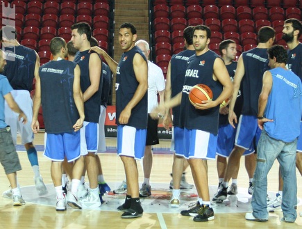 שחקני הנבחרת מתכוננים למשחק מול גאורגיה (איגוד הכדורסל) (צילום: מערכת ONE)
