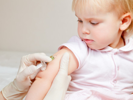 ילדה קטנה מקבלת חיסון (צילום: istockphoto)