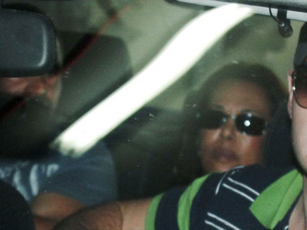 מרגלית צנעני מובלת למעצר (צילום: חדשות 2)