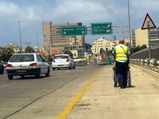 נהג על כיסא הגלגלים (צילום: משטרת ישראל)