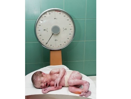 תינוק על משקל רגע אחרי לידה (צילום: zoran mircetic, Istock)