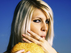 אישה אוכלת המבורגר (צילום: istockphoto)