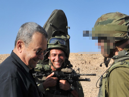 פסקל אברהמי ליד שר הביטחון ברק. תיעוד אח (צילום: תקשורת שר הבטחון)