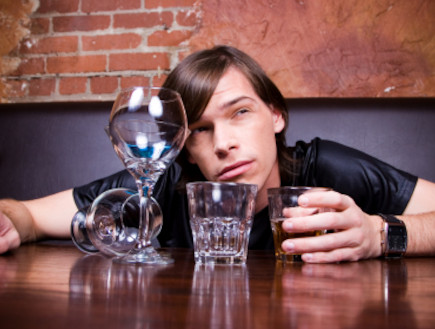 גבר שותה הרבה אלכוהול (צילום: istockphoto)
