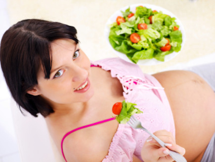 אישה בהריון אוכלת (צילום: kristian sekulic, Istock)