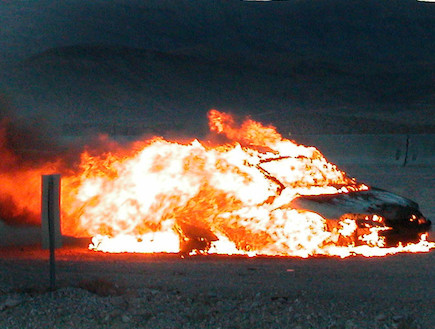 מכונית נשרפת (צילום: נעם וינד)