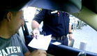 שוטר מעניק את הדו"ח לנהג (צילום: חדשות 2)