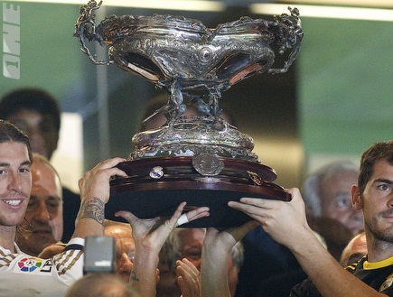 איקר קסיאס וסרחיו ראמוס מניפים את גביע סנטיאגו ברנבאו (GettyImages (צילום: מערכת ONE)