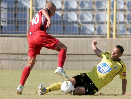 יניב דוד מנסה לחמוק מתיקול. האדומים השתלטו במהרה על המשחק (יניב גו (צילום: מערכת ONE)