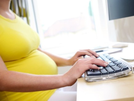 אישה בהריון מול מחשב (צילום: istockphoto)