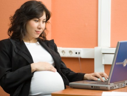 אישה בהריון מול מחשב 2 (צילום: kirza, Istock)