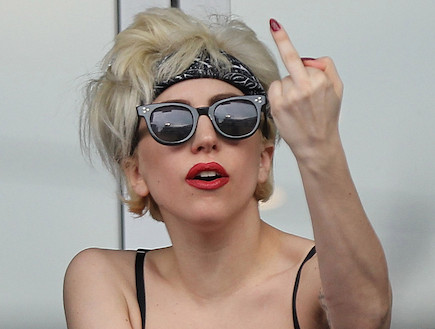 ליידי גאגא עם אצבע משולשת עצבנית (צילום: Nick Laham, GettyImages IL)