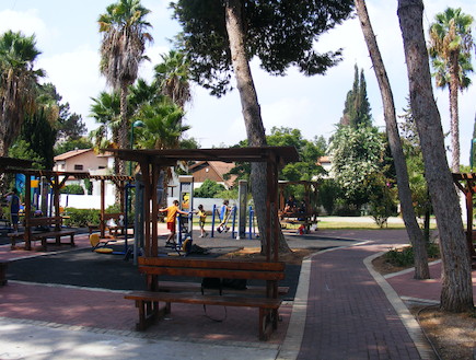 גן שי בנווה מונסון - הוקם לזכר הנופלים הישראלים באסון התאומים (צילום: אלינור פוקס)