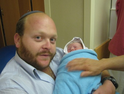 ארי סינגר ונווה התינוק בחדר לידה (צילום: תומר ושחר צלמים)