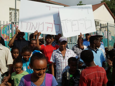 מחאה מחוץ לבית הספר האתיופי (צילום: חדשות 2)