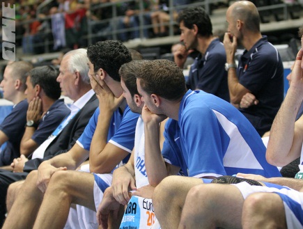 אכזבה על הספסל הישראלי, לקראת סיום המשחק (שי לוי) (צילום: מערכת ONE)