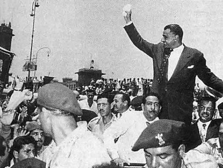 נאצר במהפיכת הקצינים החופשיים במצריים, 1952 (צילום: ויקיפדיה)