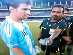 הקוון מצלם את מסי לפני המשחק בהודו (öéìåí: מערכת ONE)