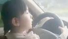 צפו: פעוטה סינית נוהגת ברכב (צילום: SKY NEWS)