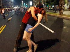 נשיקה בדרך להפגנה (צילום: אדי ג'רלד)