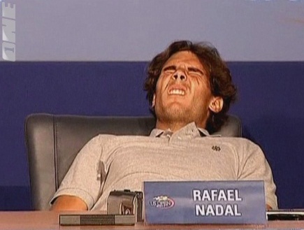 רפאל נדאל מתמוטט במסיבת העיתונאים (צילום מסך) (צילום: מערכת ONE)
