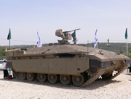נמר חמוש במקכ M2 בראונינג בעמדת קטלנית (צילום: ויקיפדיה)