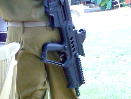רובה תבור-קומנדו על חייל צהל (צילום: ויקיפדיה)