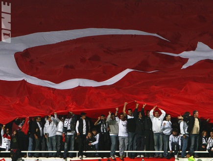 דגל טורקיה ביציע (GettyImages) (צילום: מערכת ONE)