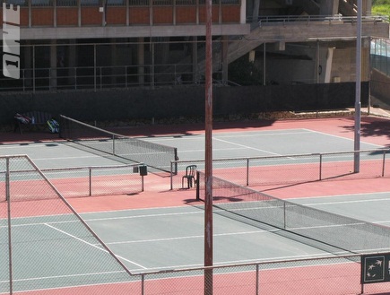 מתחם הטניס ברמת השרון. סימולטור יוצב במקום (בארי תליס) (צילום: מערכת ONE)