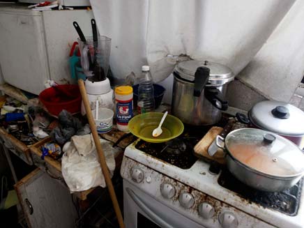 המטבח המזוהם בדירה (צילום: AP)