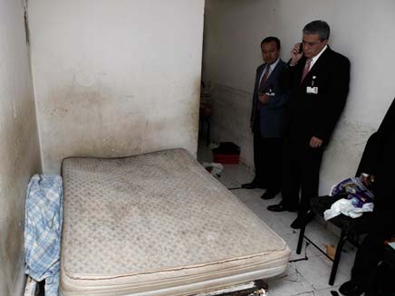 חדר השינה בו הוחזקו הנערות והילדים במקסיקו (צילום: AP)