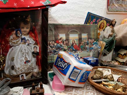 חפצי דת נוצריים בתוך ה"גיהנום" (צילום: AP)