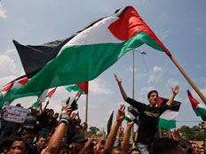 חוגגים עם דגלי פלסטין, ארכיון (צילום: AP)