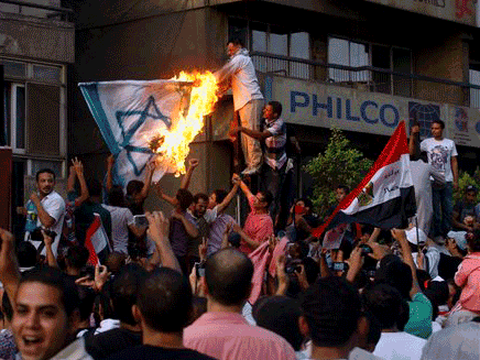 הפגנות מול שגרירות ישראל במצרים (צילום: חדשות 2)