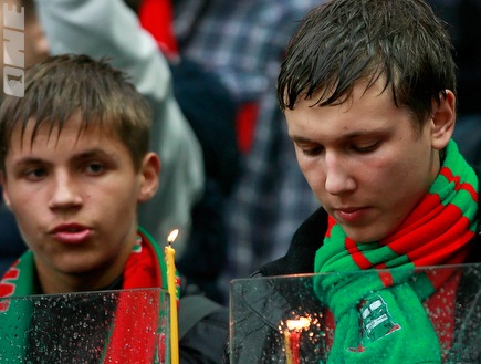 אוהדי דינמו מוסקבה מכבדים את הנספים בתאונת המטוס (GettyImages) (צילום: מערכת ONE)