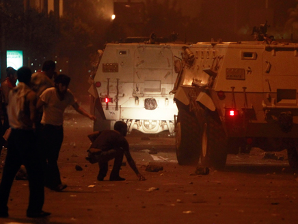 כוחות מצרים סמוך לשגרירות, בסוף השבוע (צילום: רויטרס)