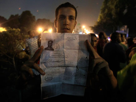 מצרי עם מסמך שנלקח מהשגרירות (צילום: רויטרס)