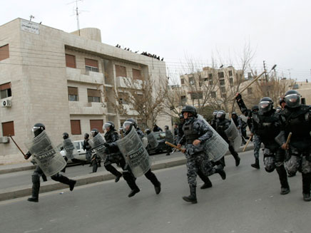 כוחות ביטחון ירדניים סביב בניין השגרירות (צילום: AP)