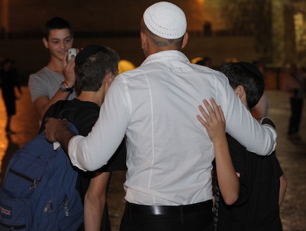 אייל גולן מבקר בכותל בירושלים (צילום: שרון רביבו)