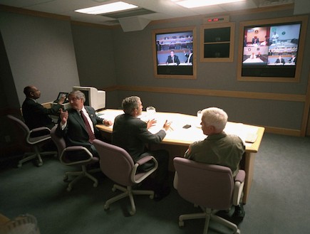 ג'ורג' בוש בחדר המצב של 11 בספטמבר (צילום: Ronald Sachs, GettyImages IL)